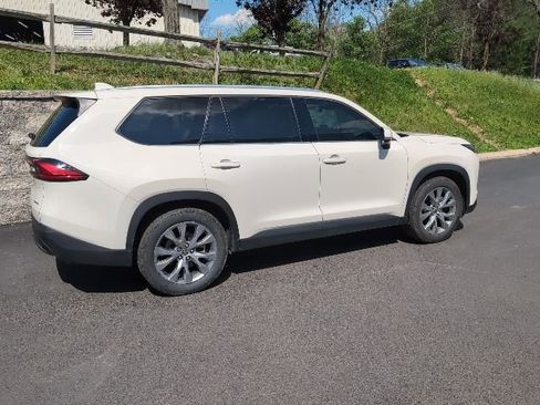 Used 2024 Toyota Grand Highlander AWD image 3