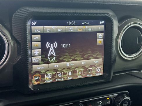 Used 2022 Jeep Wrangler Unlimited Sahara w/ Cold Weather Group image 17