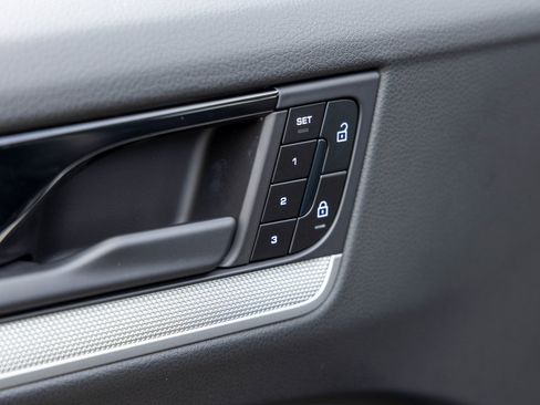 Certified 2025 Porsche Cayenne Coupe image 22