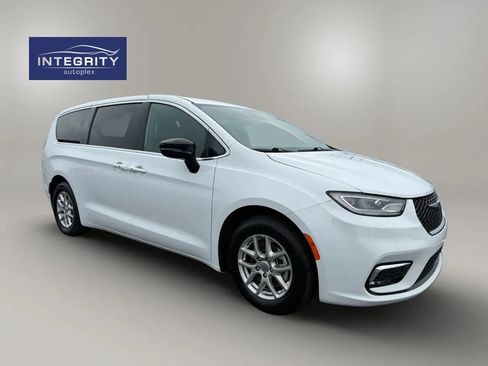 Used 2025 Chrysler Pacifica Select FWD image 7