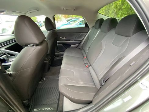 Certified 2025 Hyundai Elantra SE FWD image 30