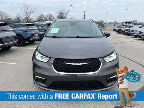 Used 2023 Chrysler Pacifica Touring-L image 2