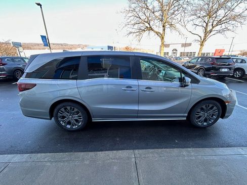New 2026 Honda Odyssey Touring image 4