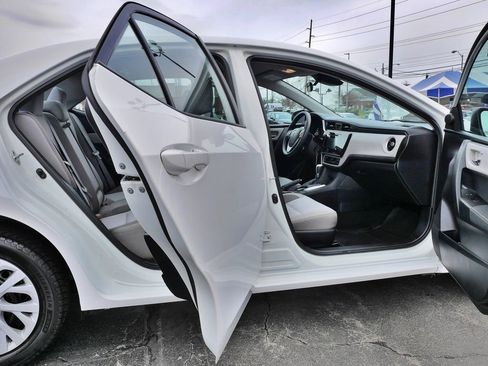 Used 2018 Toyota Corolla LE image 10