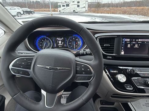 Used 2023 Chrysler Voyager LX image 27