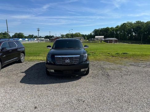 Used 2011 Cadillac Escalade Luxury AWD/4WD image 2