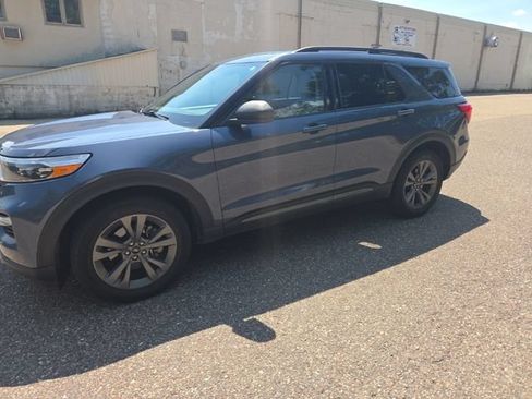 Used 2021 Ford Explorer XLT w/ Equipment Group 202A AWD/4WD image 5