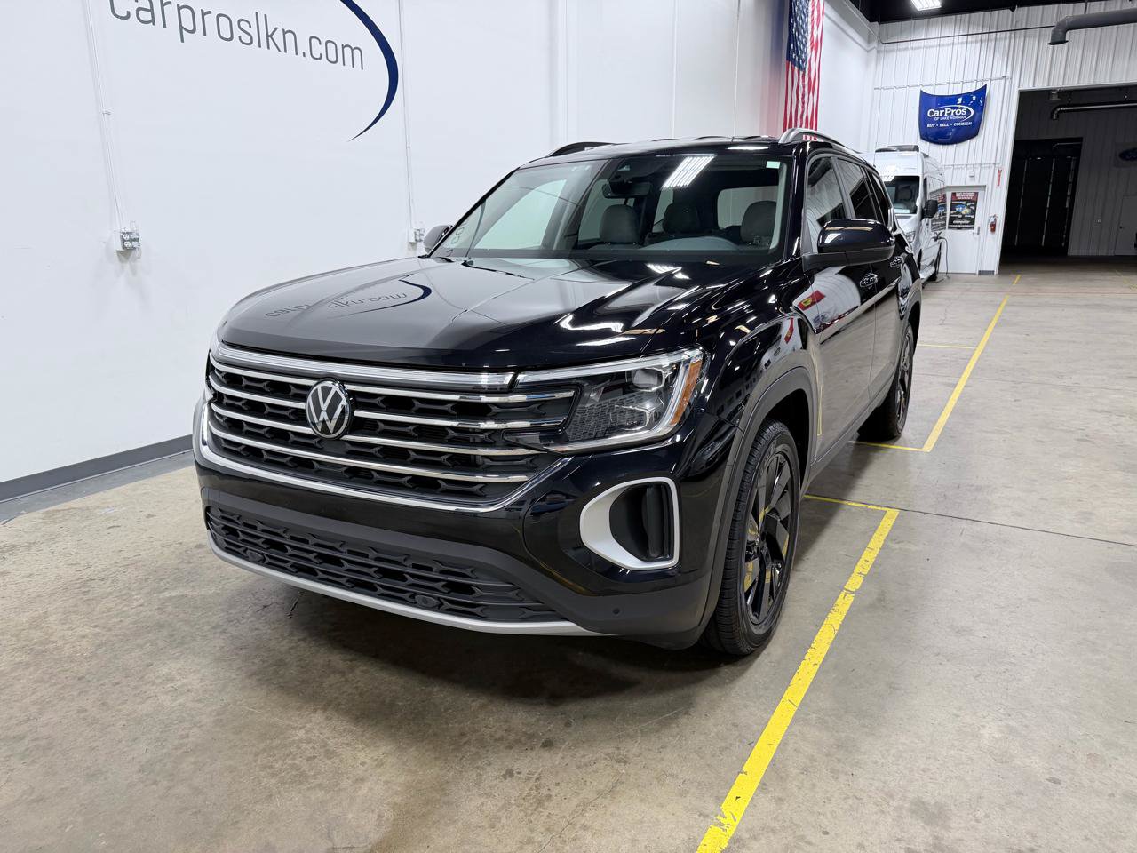 Used 2024 Volkswagen Atlas SE w/ Black Wheel Package AWD/4WD image 3