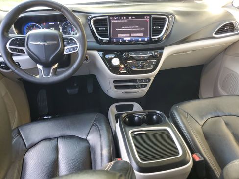 Used 2022 Chrysler Pacifica Touring-L image 13