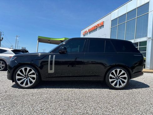 Used 2023 Land Rover Range Rover SE AWD/4WD image 2