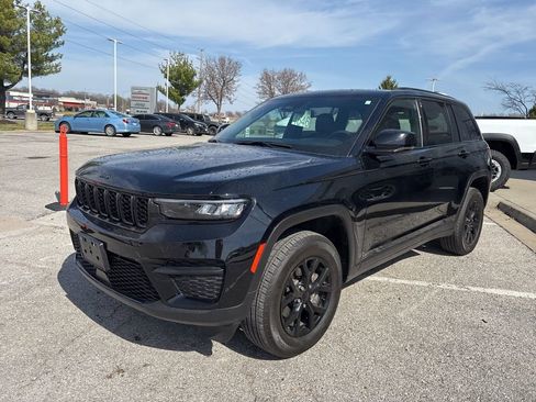 Used 2025 Jeep Grand Cherokee Altitude image 9