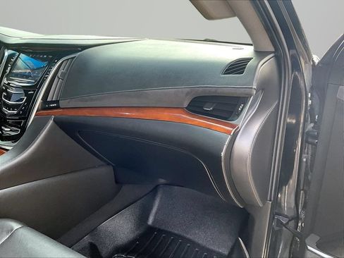 Used 2019 Cadillac Escalade Premium Luxury AWD/4WD image 17