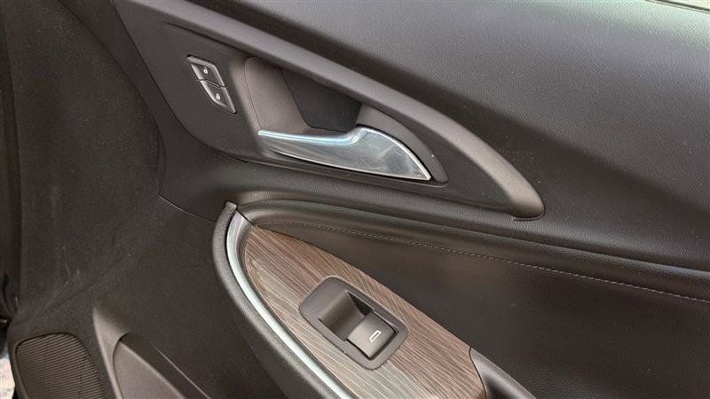 Used 2018 Chevrolet Malibu Premier w/ Premier Sun and Wheel Package FWD image 35