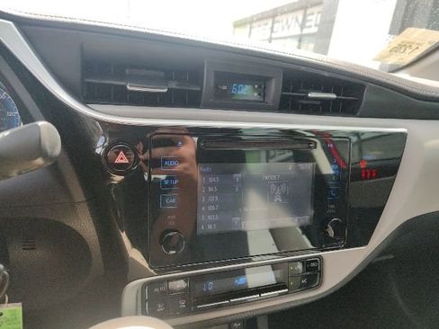 Used 2018 Toyota Corolla LE image 26