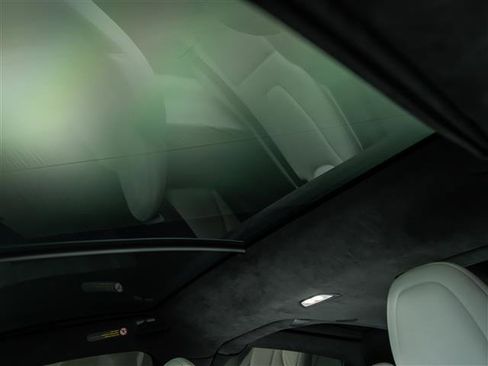 Used 2022 Tesla Model X Plaid image 17