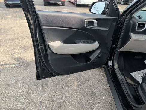 Used 2022 Hyundai Venue SEL FWD image 17