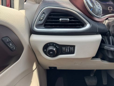 Used 2017 Chrysler Pacifica Limited w/ UConnect Theater Package FWD image 25