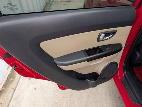 Used 2013 Kia Soul ! w/ Premium Pkg image 20