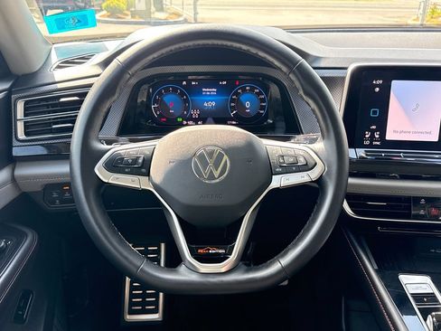 Used 2025 Volkswagen Atlas Peak Edition SE AWD/4WD image 16
