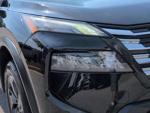 Used 2024 Nissan Rogue SV FWD image 9