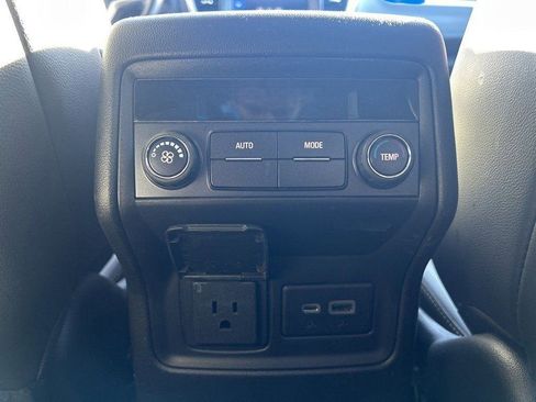 Used 2023 GMC Acadia SLT image 18