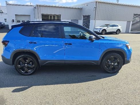 Certified 2025 Volkswagen Taos SE image 11