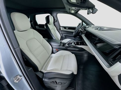 Used 2024 Porsche Cayenne S image 30