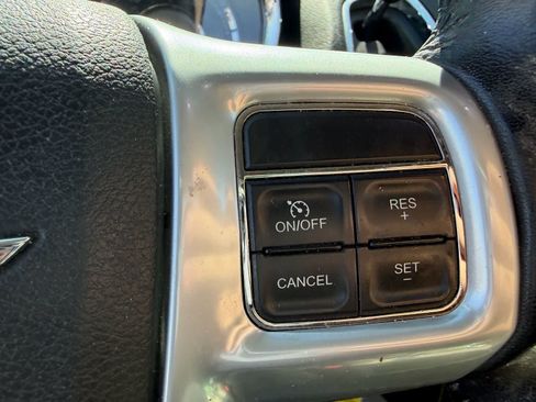 Used 2013 Chrysler Town & Country Touring FWD image 10