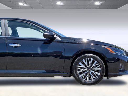 Used 2025 Nissan Altima 2.5 SV FWD image 34