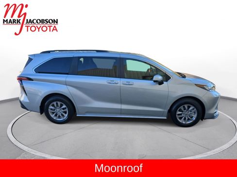 Used 2022 Toyota Sienna XLE image 6