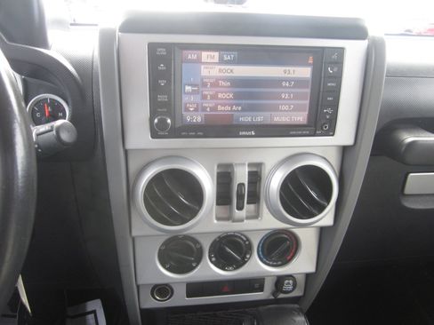 Used 2009 Jeep Wrangler Unlimited Sahara w/ Mopar Leather Group AWD/4WD image 14