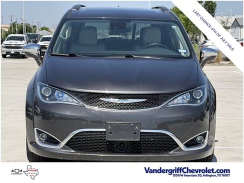 Used 2017 Chrysler Pacifica Limited FWD image 6