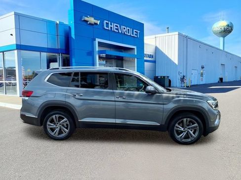 Used 2025 Volkswagen Atlas SEL AWD/4WD image 2