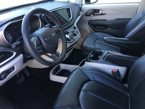 Used 2024 Chrysler Pacifica Touring-L FWD image 18