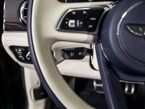 Used 2021 Bentley Bentayga image 42