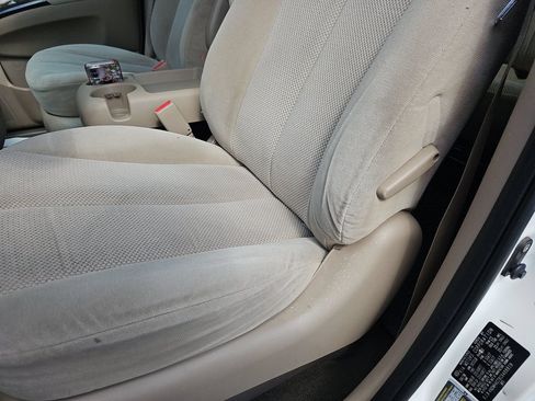Used 2012 Kia Sedona EX FWD image 26
