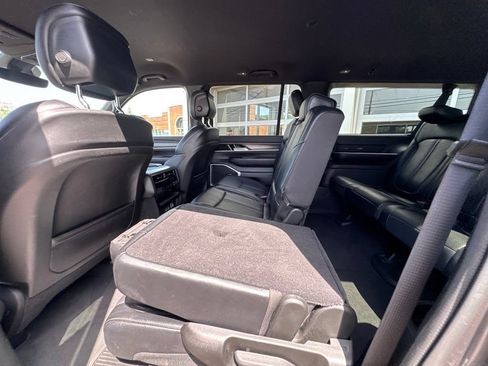 Used 2024 Jeep Wagoneer L Series II w/ Flexible Seating Group AWD/4WD image 29