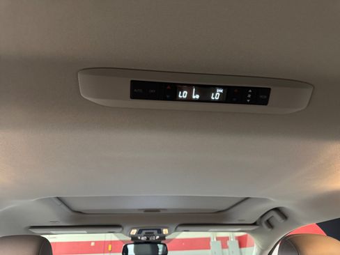 Used 2026 Toyota Sienna XLE FWD image 32