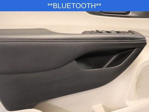 Used 2023 Chrysler Pacifica Touring-L image 10