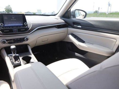 Used 2025 Nissan Altima 2.5 SV FWD image 24