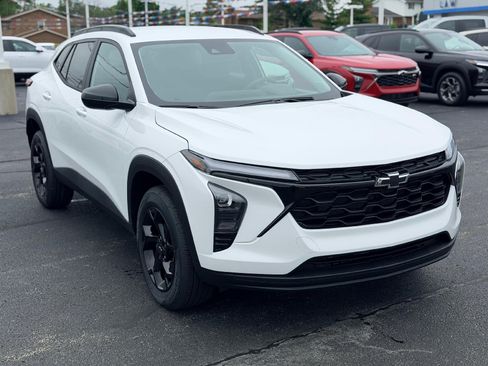 New 2026 Chevrolet Trax LT w/ Driver Confidence Package FWD image 3