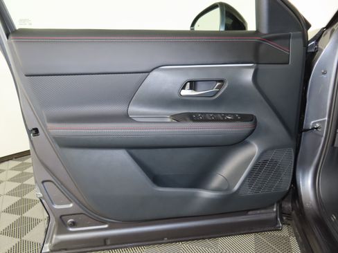 Certified 2025 Nissan Kicks SR image 48