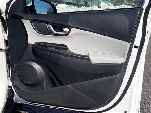 Used 2023 Hyundai Kona SE w/ Cargo Package image 12