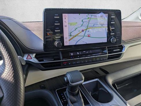 Used 2021 Toyota Sienna Platinum image 13