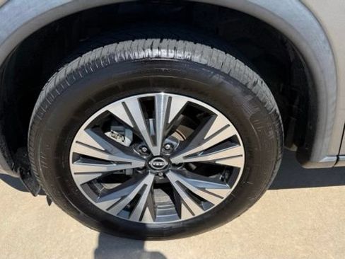 Used 2023 Nissan Rogue SV FWD image 11