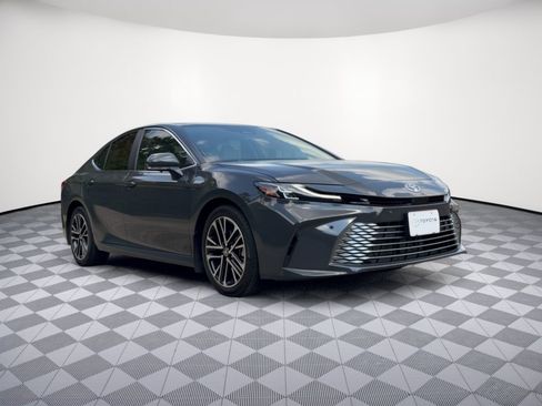 Used 2026 Toyota Camry XLE w/ Premium Plus Package FWD image 7