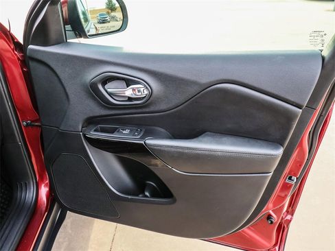 Used 2019 Jeep Cherokee Latitude Plus image 18