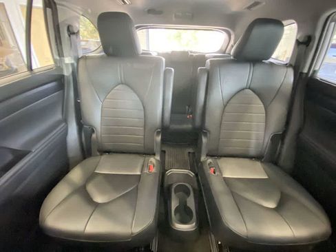 Used 2023 Toyota Highlander XLE AWD/4WD image 25