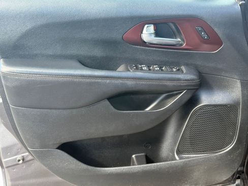 Used 2020 Chrysler Pacifica Touring-L image 13