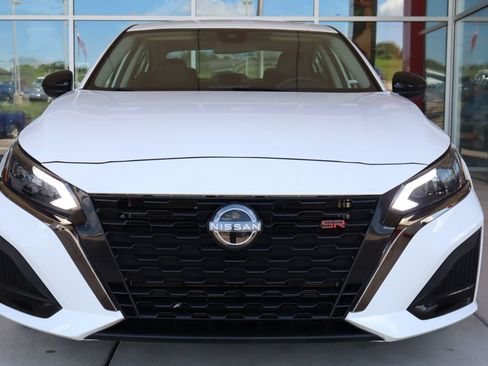 Used 2024 Nissan Altima 2.5 SR FWD image 2